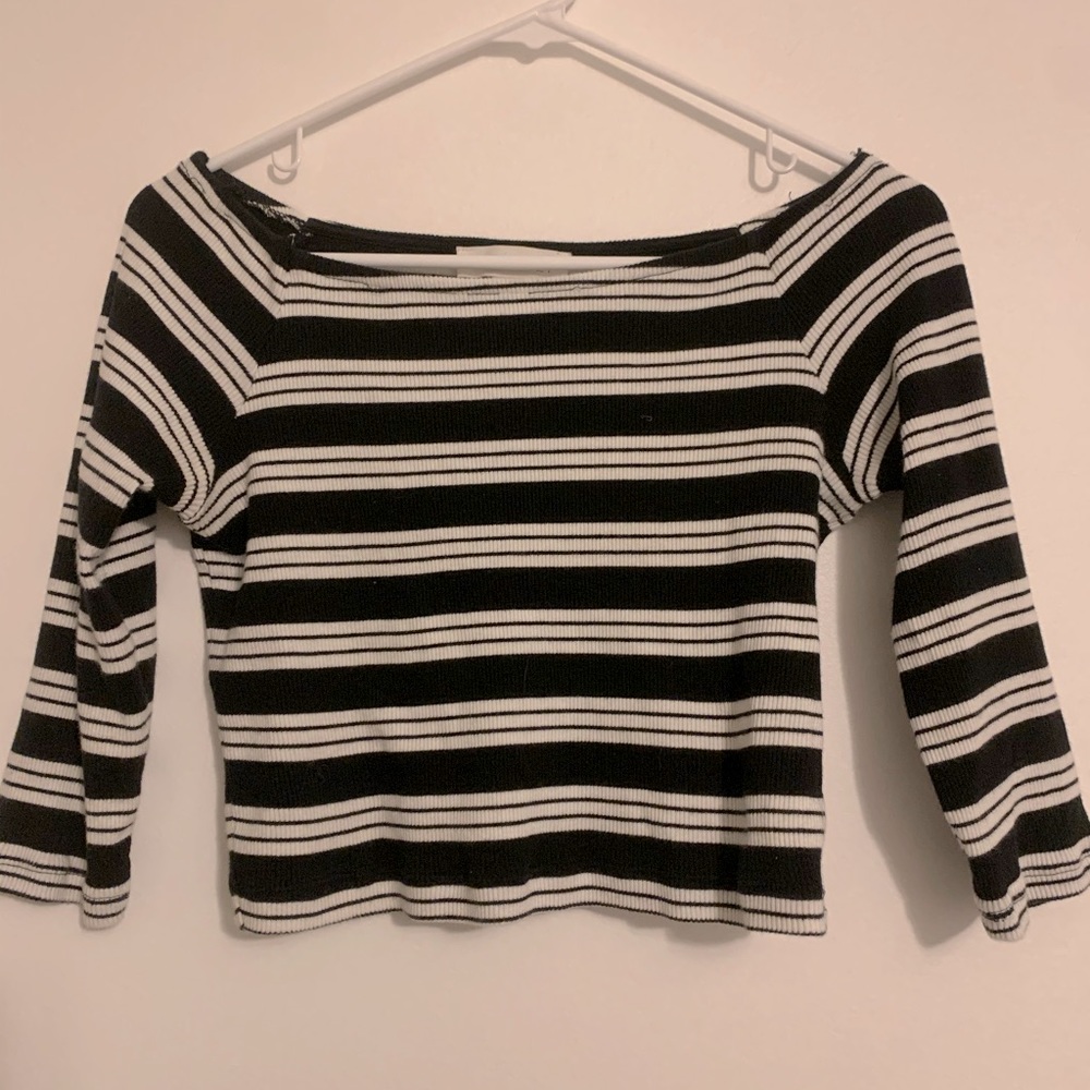 black and white stripped quarter sleeve crop top